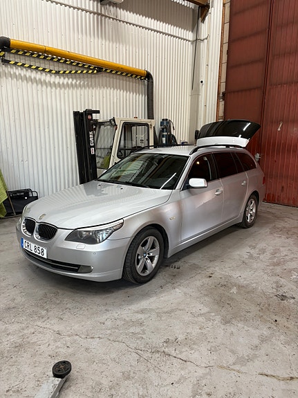 BMW 523i 2 of 10