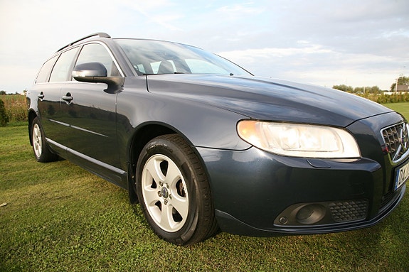 Volvo V70 3 of 22