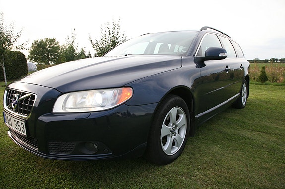 Volvo V70 7 of 22