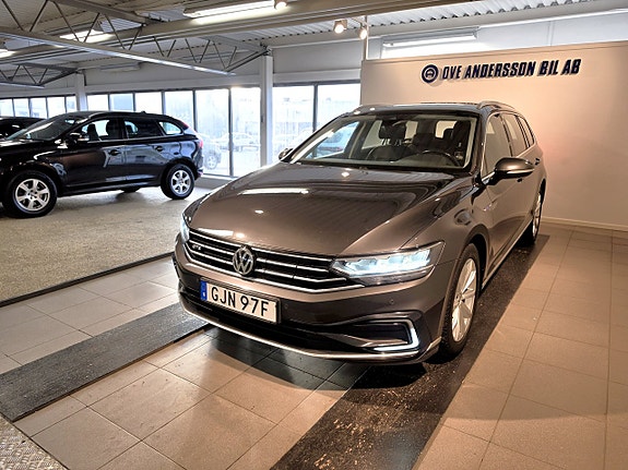 Volkswagen Passat 2 of 24