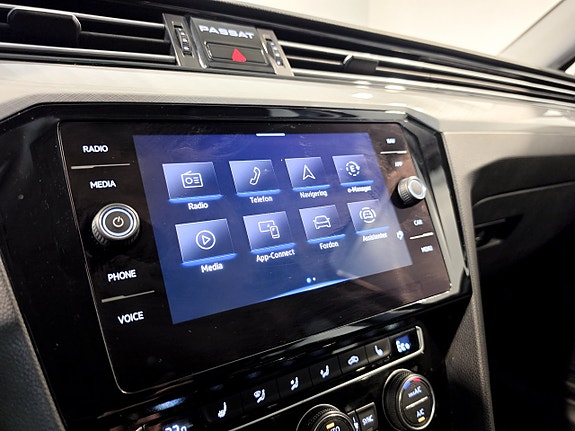 Volkswagen Passat 12 of 24