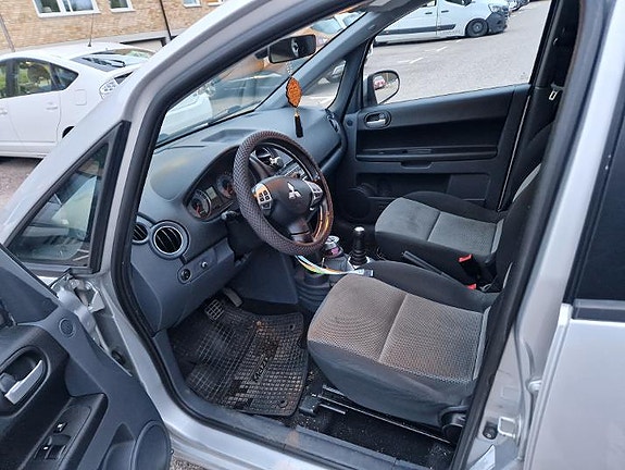 Mitsubishi Colt 4 of 5