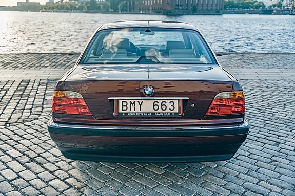 BMW 740i 9 of 10