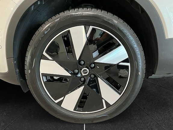Volvo EX40 9 of 13