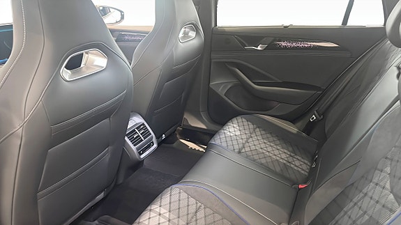 Volkswagen Passat 12 of 15