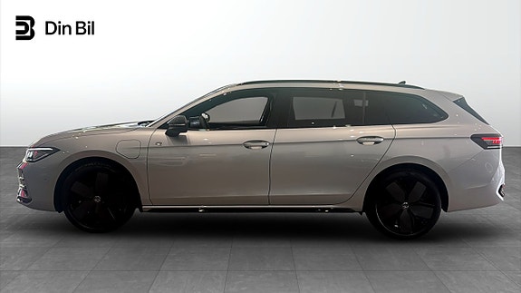 Volkswagen Passat 2 of 15