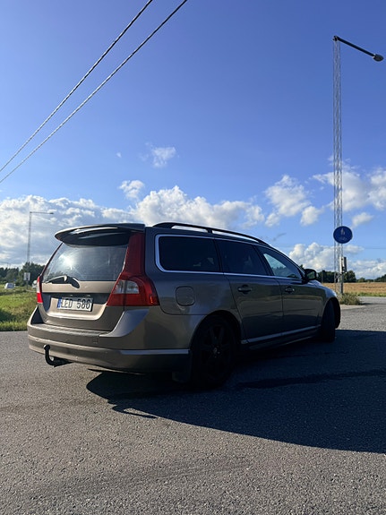 Volvo V70 3 of 11