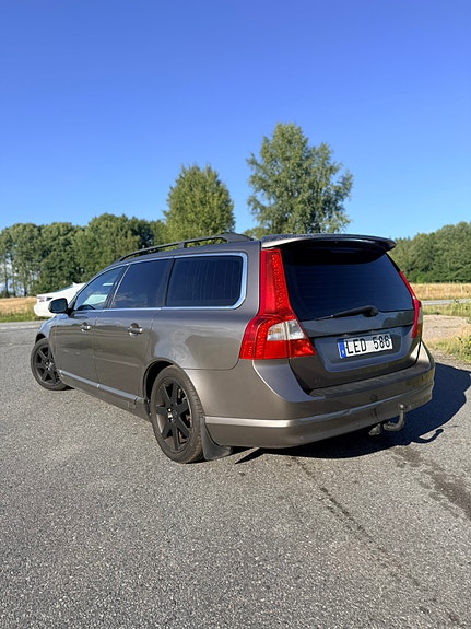 Volvo V70 2 of 11