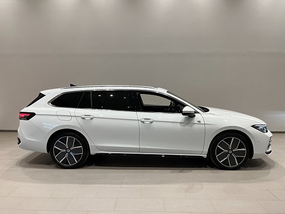 Volkswagen Passat 4 of 23