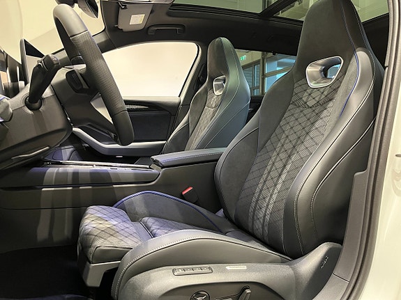 Volkswagen Passat 14 of 23