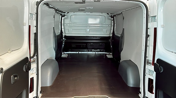 Renault Trafic 10 of 12