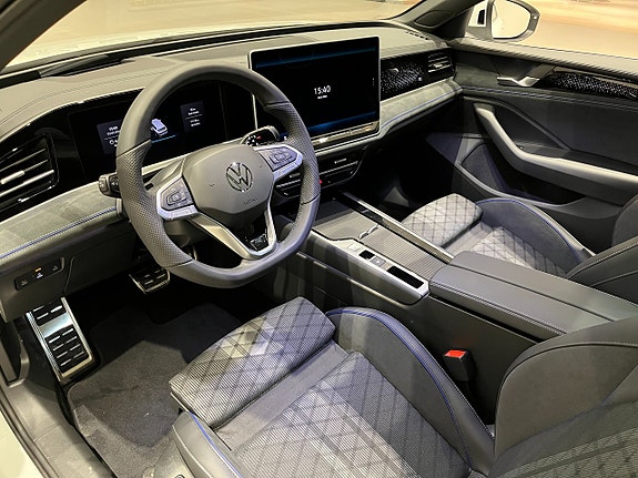 Volkswagen Passat 13 of 23