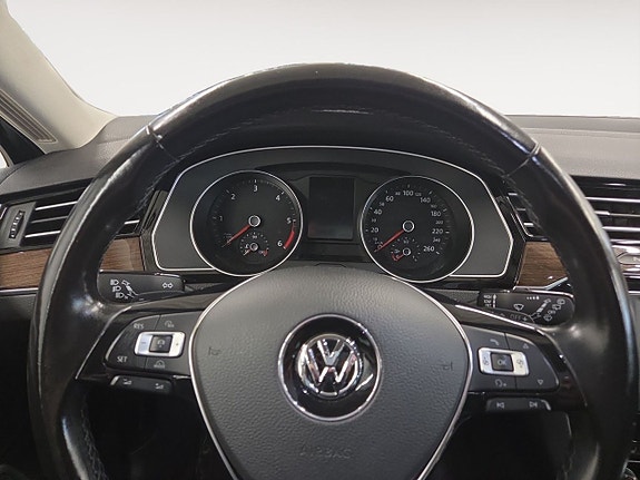 Volkswagen Passat 12 of 21