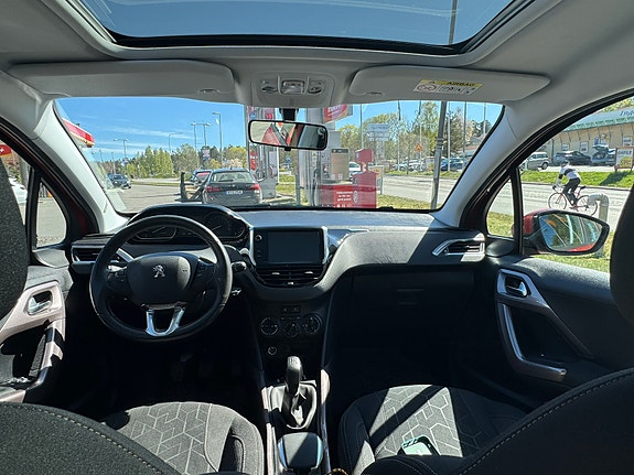 Peugeot 2008 2 of 9