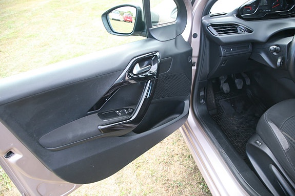 Peugeot 208 14 of 18