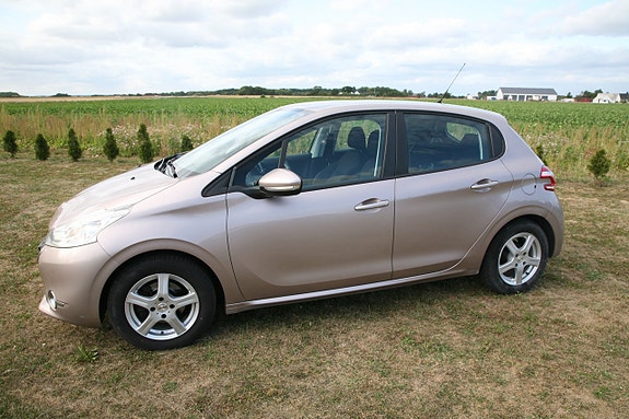 Peugeot 208 3 of 18
