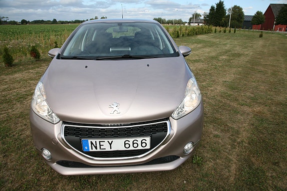 Peugeot 208 2 of 18