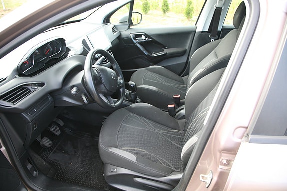 Peugeot 208 13 of 18
