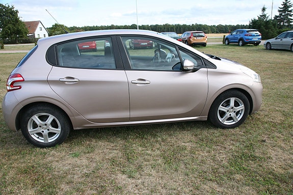 Peugeot 208 12 of 18