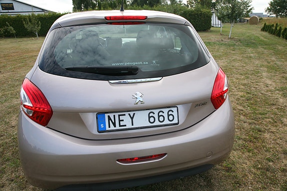 Peugeot 208 8 of 18