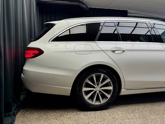 Mercedes-Benz E220 8 of 30