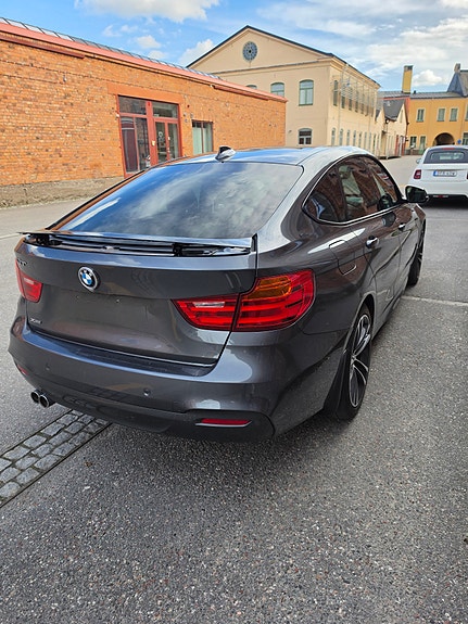 BMW 320d 2 of 13