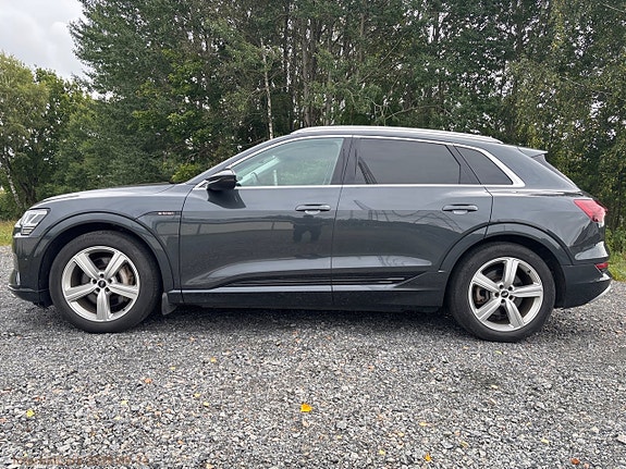 Audi e-tron 9 of 30
