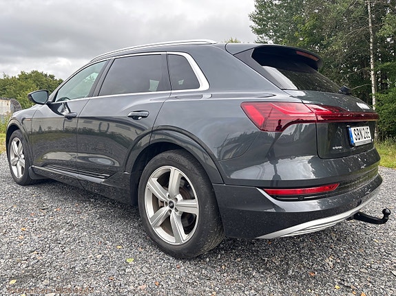 Audi e-tron 8 of 30