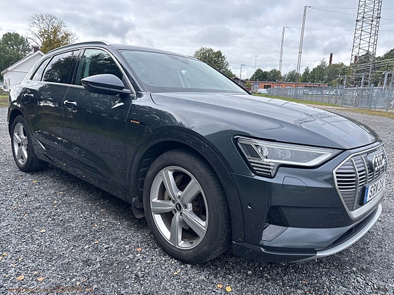 Audi e-tron 4 of 30