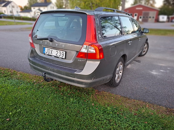 Volvo V70 2 of 5
