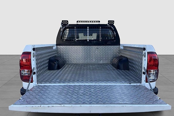 Toyota HiLux 11 of 11