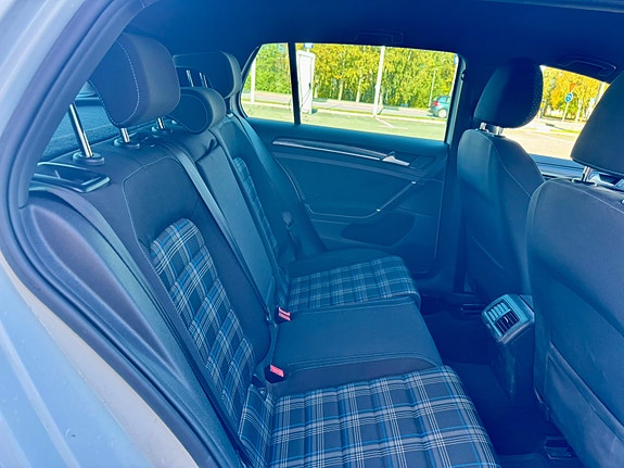 Volkswagen Golf VII 11 of 11
