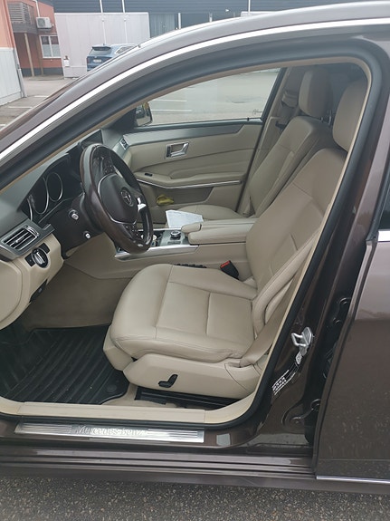Mercedes-Benz E220 2 of 9