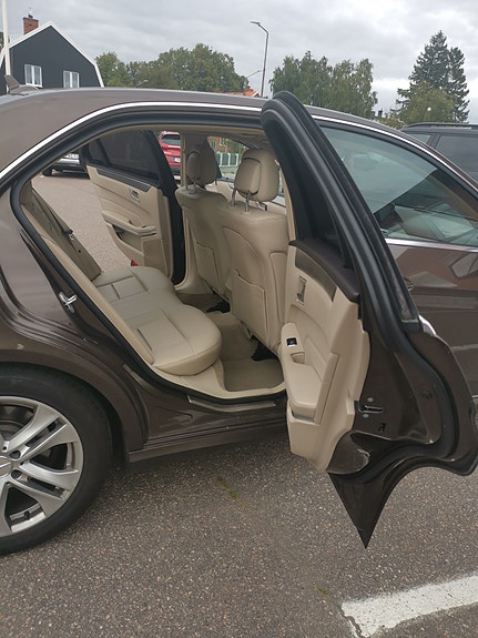 Mercedes-Benz E220 5 of 9