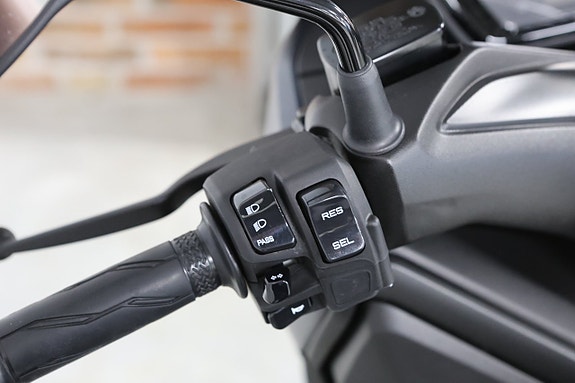 Yamaha X-Max 300 6 of 8