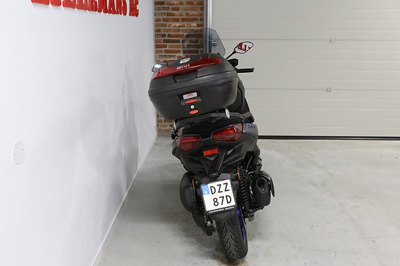 Yamaha X-Max 300 5 of 8