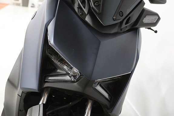 Yamaha X-Max 300 4 of 8