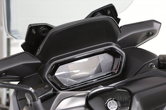 Yamaha X-Max 300 7 of 8