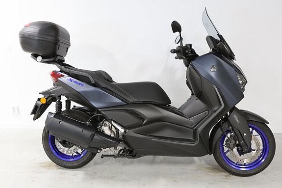 Yamaha X-Max 300 2 of 8