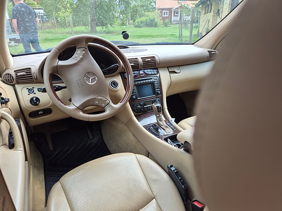 Mercedes-Benz C270 2 of 3