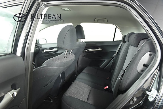 Toyota Auris 6 of 12
