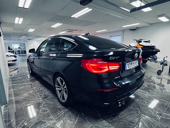 BMW 330i 6 of 27