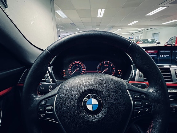 BMW 330i 14 of 27