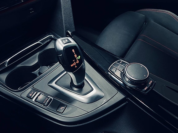 BMW 330i 22 of 27