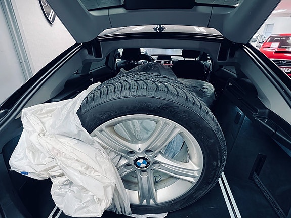 BMW 330i 7 of 27
