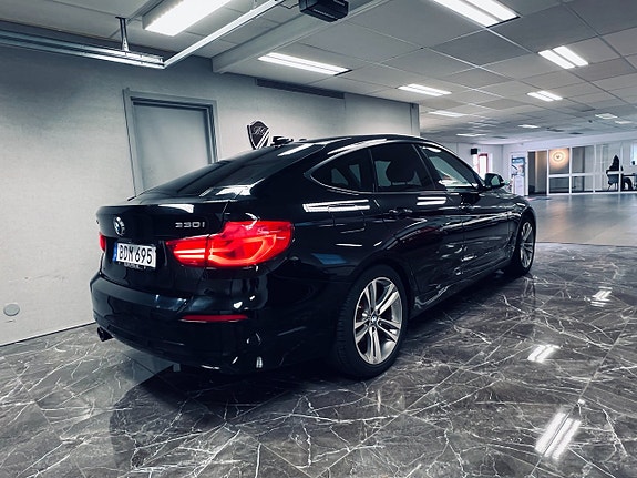 BMW 330i 4 of 27