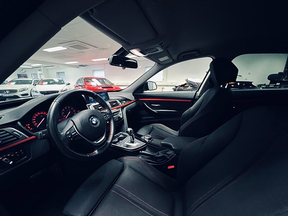 BMW 330i 12 of 27