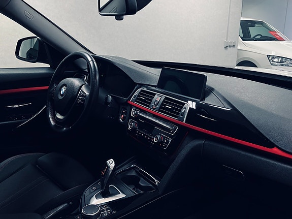 BMW 330i 11 of 27