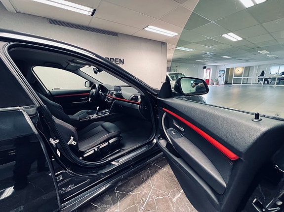 BMW 330i 9 of 27