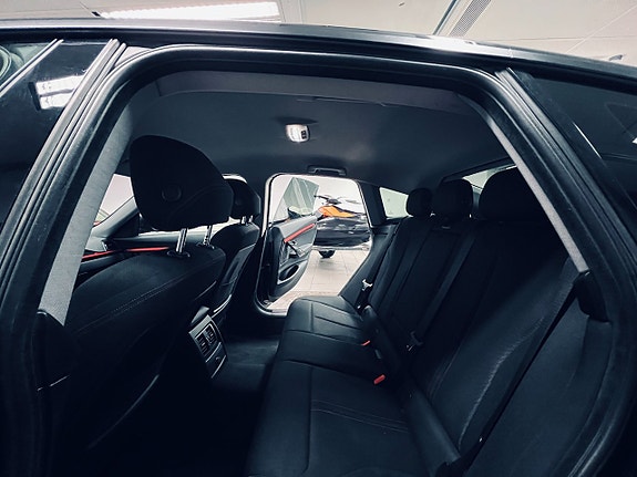 BMW 330i 26 of 27